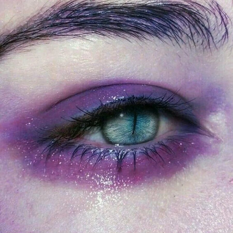 Цвет под глазами. Фиолетовые глаза. Лиловые глаза. Сиреневые глаза Эстетика. Фиолетовый цвет глаз.