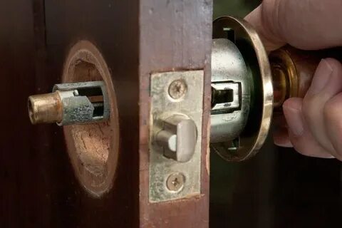 Как снять замок межкомнатной двери с защелкой