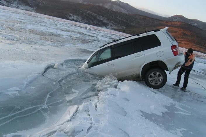 Можно на машине на лед. Машина во льду. Ледовая переправа Байкал. Машины ледовые на Байкале. Тонкий лёд Иркутск.