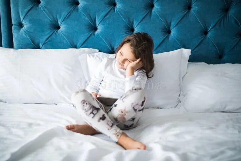 Девушка в постели спит. Положил девочку на кровать. Фото девушки в постели. Десятилетние девчонки в кровати. Женщина, кровать, чтение.