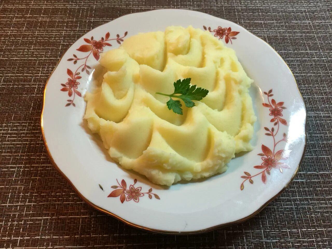 Картофельное пюре рецепты. Пюре. картофельное пюре с чесноком. картофельное пюре домашнее. гарнир воздушное картофельное пюре.