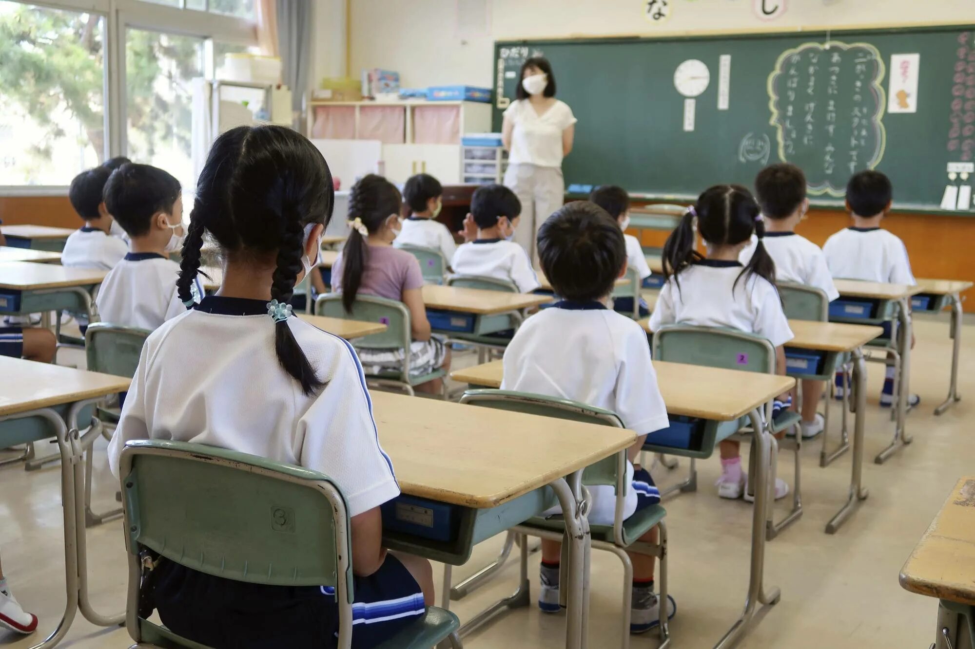 Школы японии видео. Школа в Японии. Elementary Schools in Japan. Japanese School Classroom.