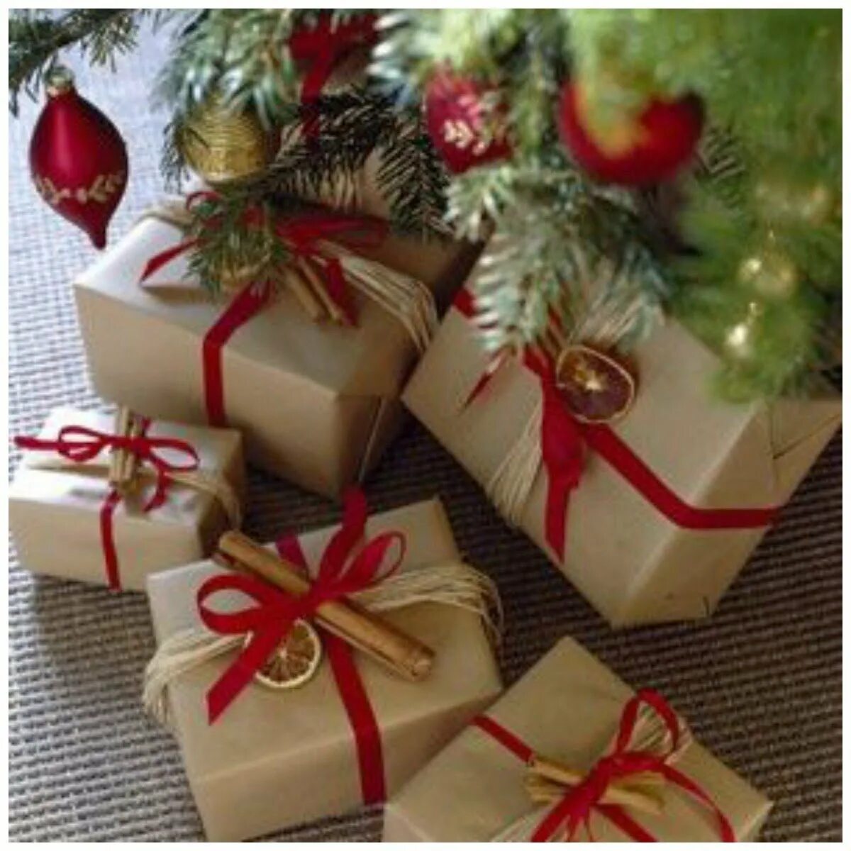 Новогоднее украшение коробок. Упаковка новогодних подарков. Украшение подарков на новый год. Красивая упаковка подарков. Упаковка подарков под елку.