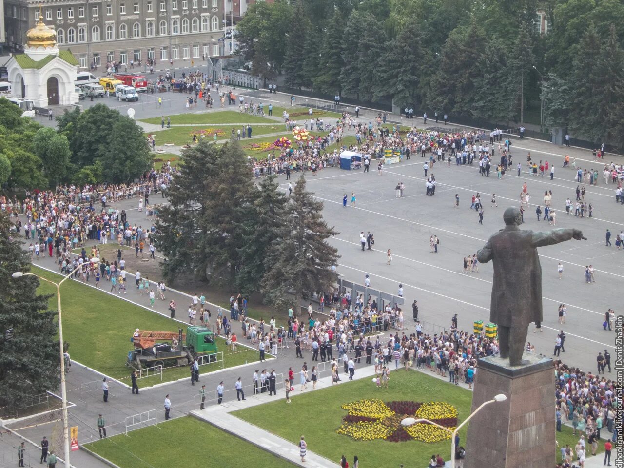 18 00 на площади. Стоит на площади. Памятник первый бал Наташи в Подольске фото.