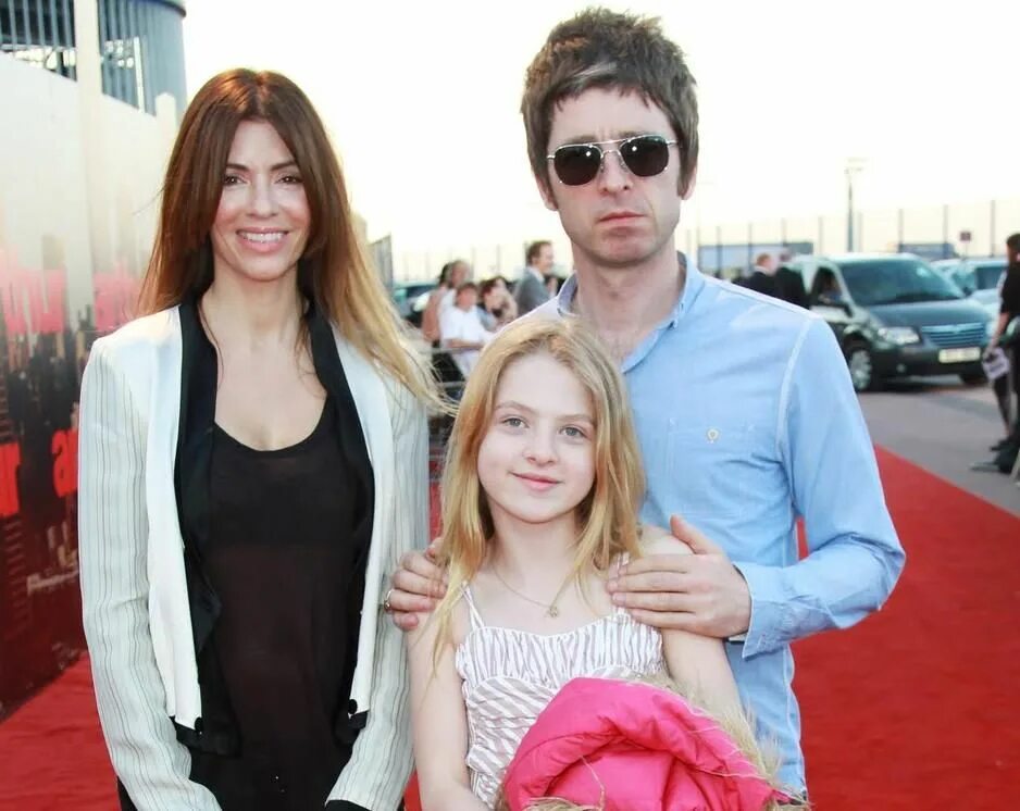 Внебрачные дети есть. Галлахер и дочь. noel gallagher дети. роб галлахер семья. галлахер оазис дети.