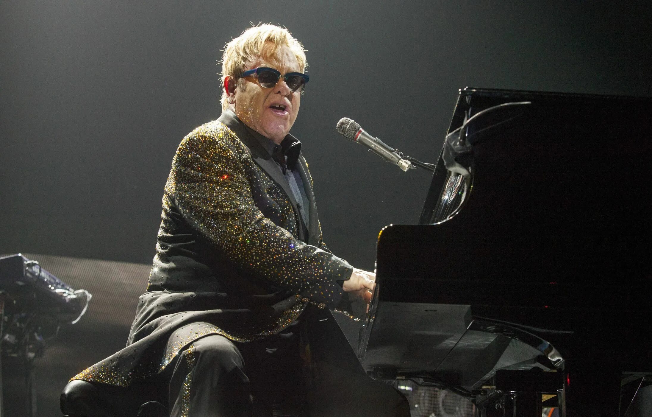 Elton john rock. Элтон Джон. Пианист Элтон Джон. Элтон Джон рок. Элтон Джон 90s.