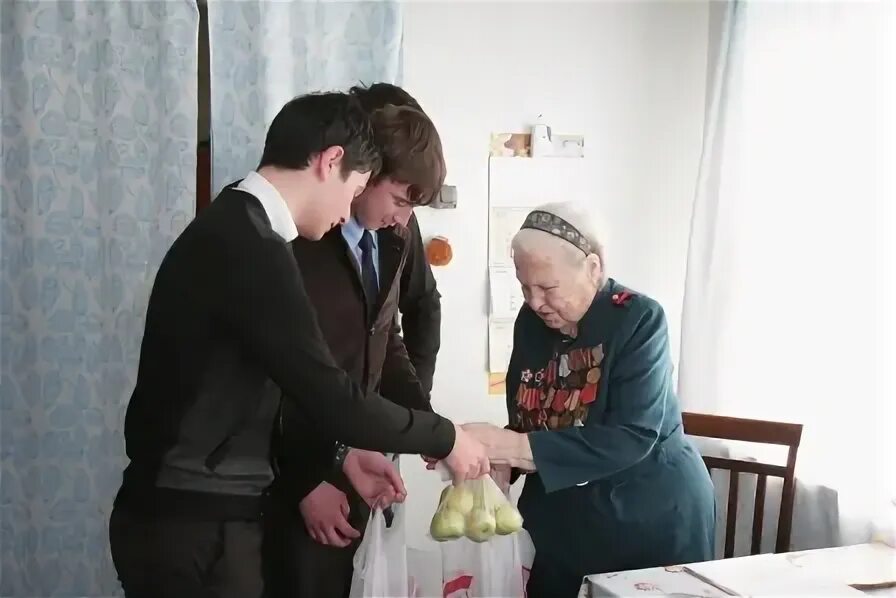 Поддержка вдове. Помощь ветеранам. Оказание помощи ветеранам. Дети помогают ветеранам. Школьники помогают ветеранам.