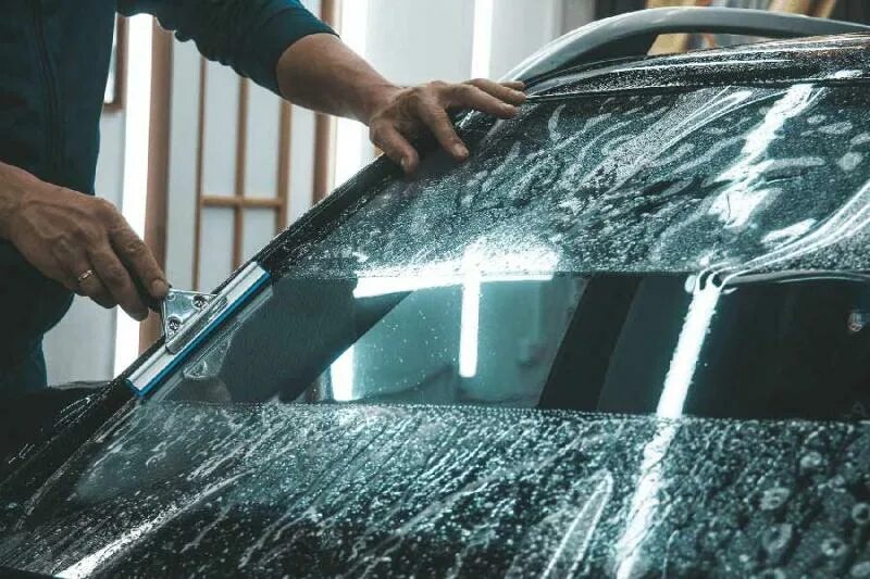 Автостекло в руках. Скол на авто ремонт. Ремонт автомобильных стекол лобового. Скол на авто ремонт. Устранение трещин на лобовом стекле.