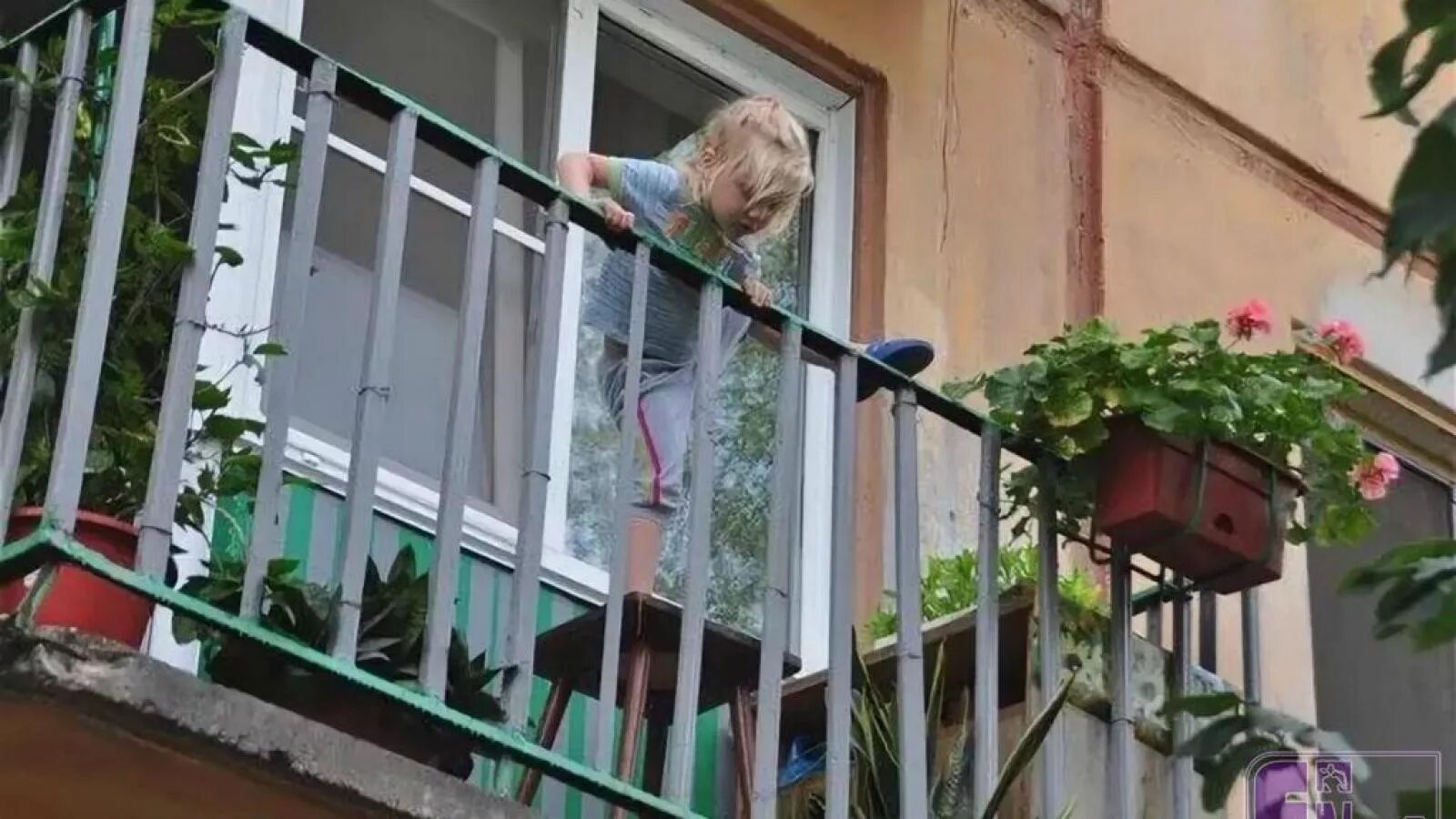 Открытый балкон. Ребенок на балконе. Опасный балкон. Лоджия для ребенка.