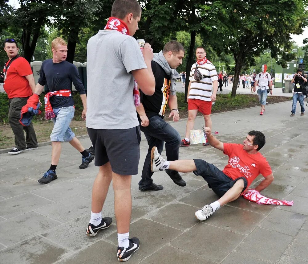 12 июня 2012. Россия Польша драка фанатов евро 2012. Польша Россия 2012 евро драка. Польские футбольные хулиганы.