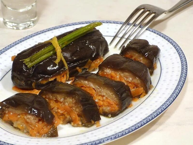 Фаршированные баклажаны морковью и чесноком зеленью. Синенькие баклажаны фаршированные овощами. квашеные баклажаны фаршированные морковью и чесноком и зеленью. баклажаны фаршированные морковью. баклажаны фаршированные овощами квашеные.
