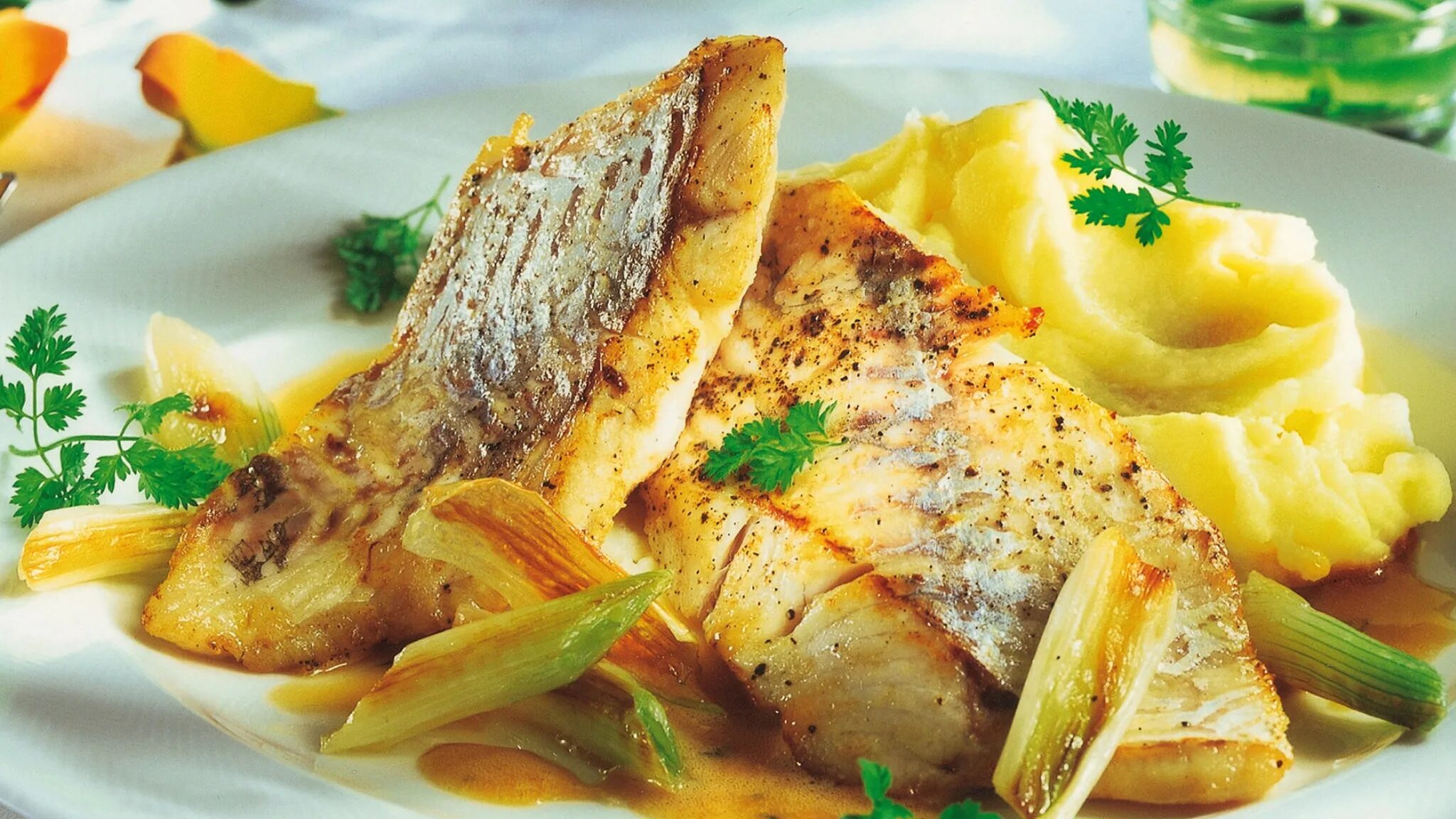 судак жареный с луком