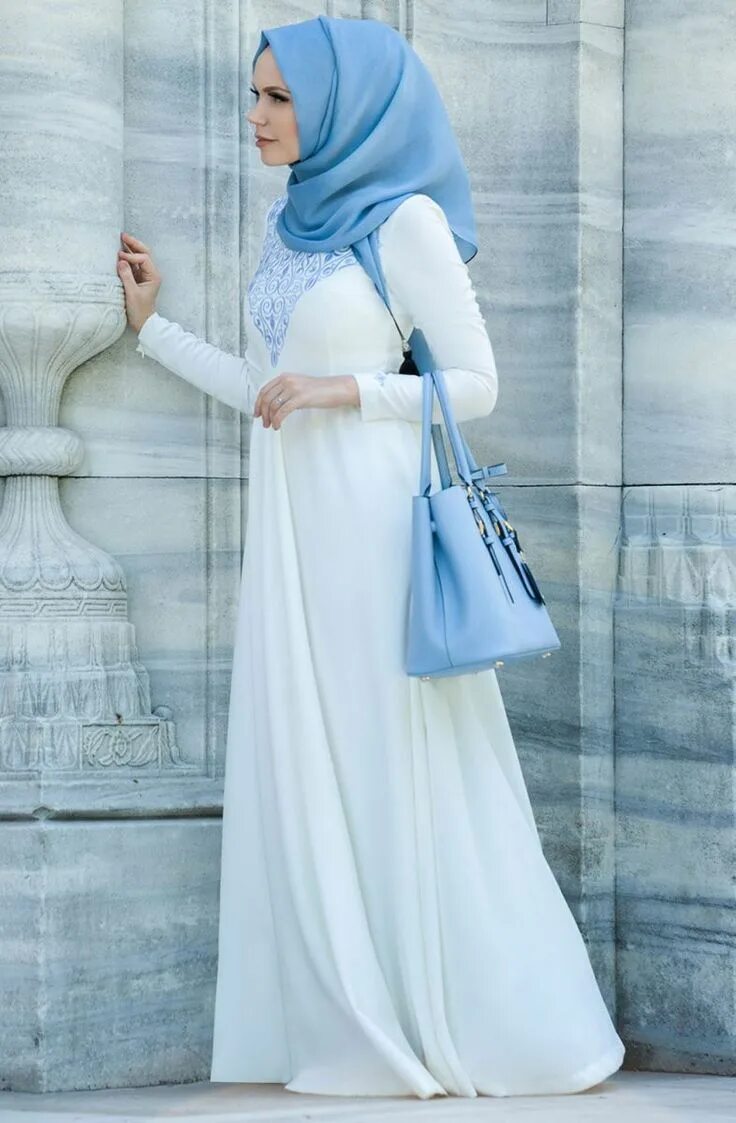 Мусульманские рекламы. Платье Muslima Wear. Muslima Wear белое платье. Moda Hayme хиджаб мода 2022. Красивая одежда для мусульманок.