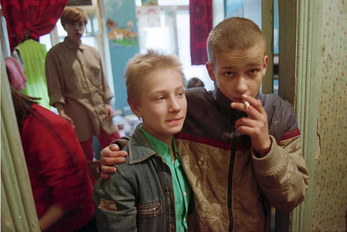 Молодежь 90-х. «святые девяностые». Мальчик из 90-х. Машины для детей 90-х. Дети 90х.