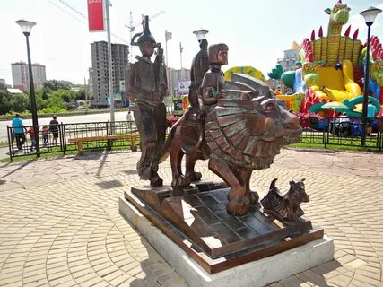 Памятник волшебник изумрудного города