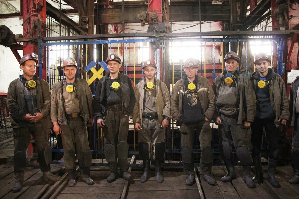 артель шахтер чукотка. работа зарплата шахты. проходчик шахты. шахтер проходчик. шахтер профессия.