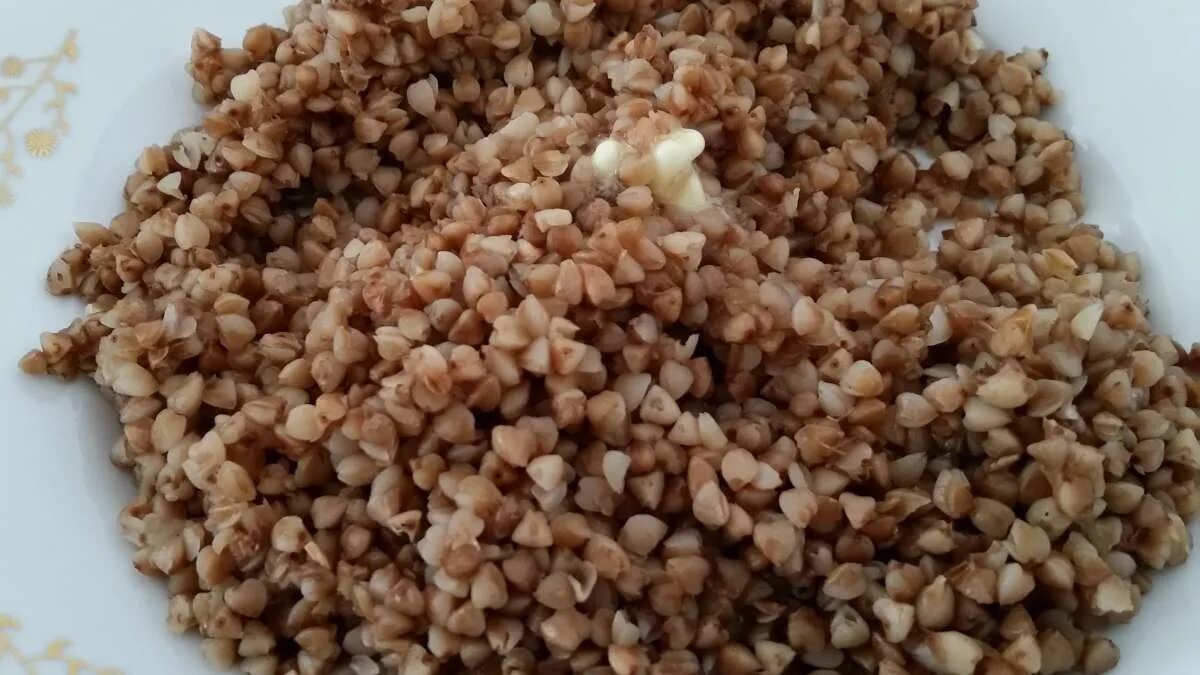 Девушка ест гречку. Гречка художник. Гречка на портрете. Портрет из гречки. Портрет из гречки.