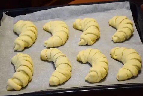 Рогалики с сгущенкой из дрожжевого теста