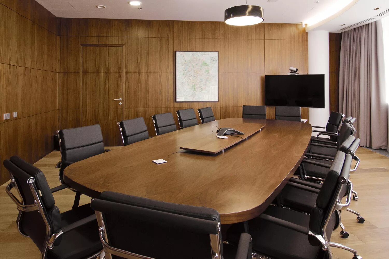 Переговорная в офисе. Конференц переговоры. Зал совещаний. Зал для конференций. Переговорная в офисе.