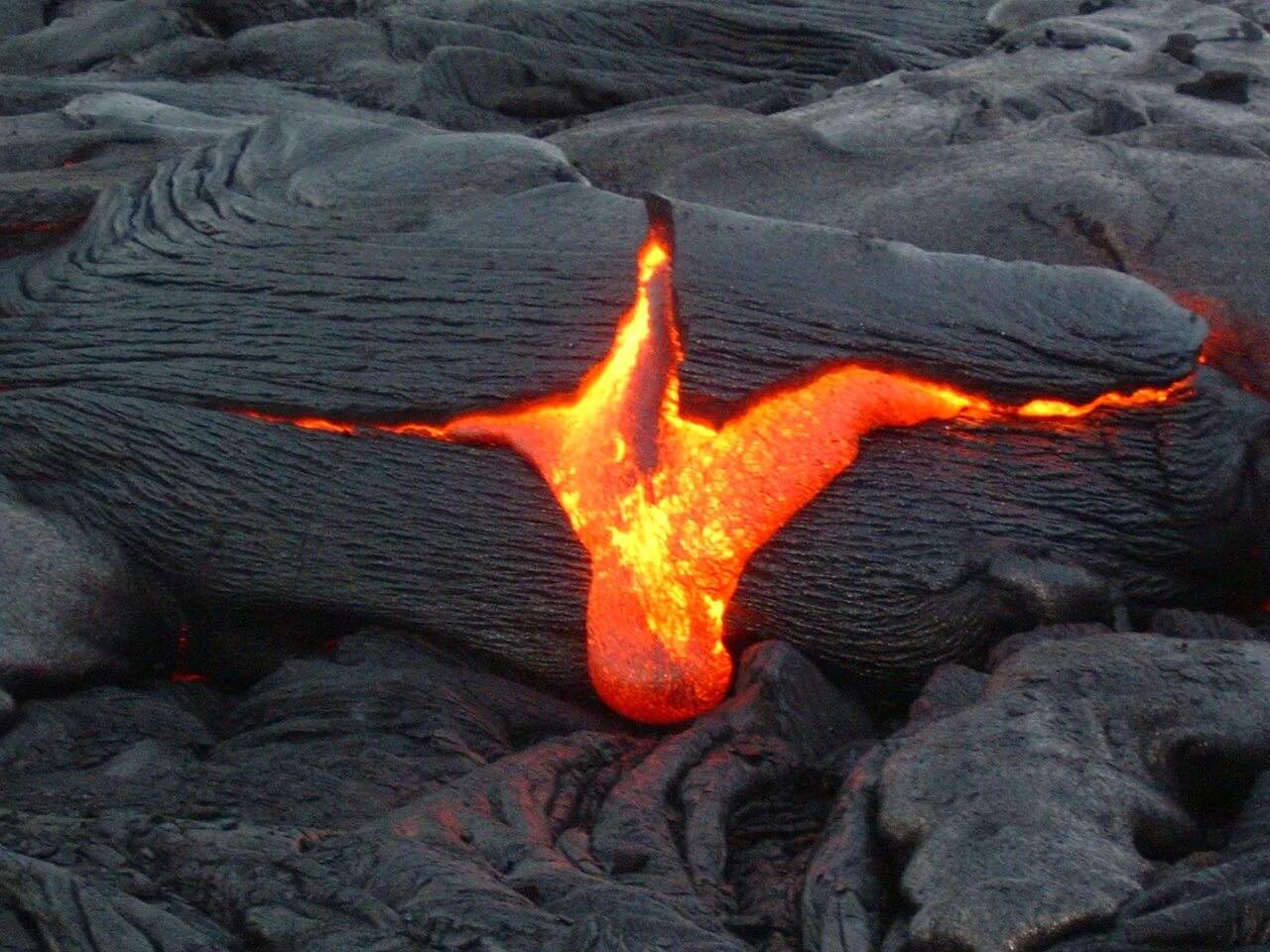 Магма вулкана. Лава магма вулкан. Раскаленная лава. Лавовые потоки. Вулкан трещины
