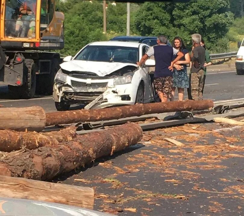 Завал на дороге 13 букв. Завал из бревен.