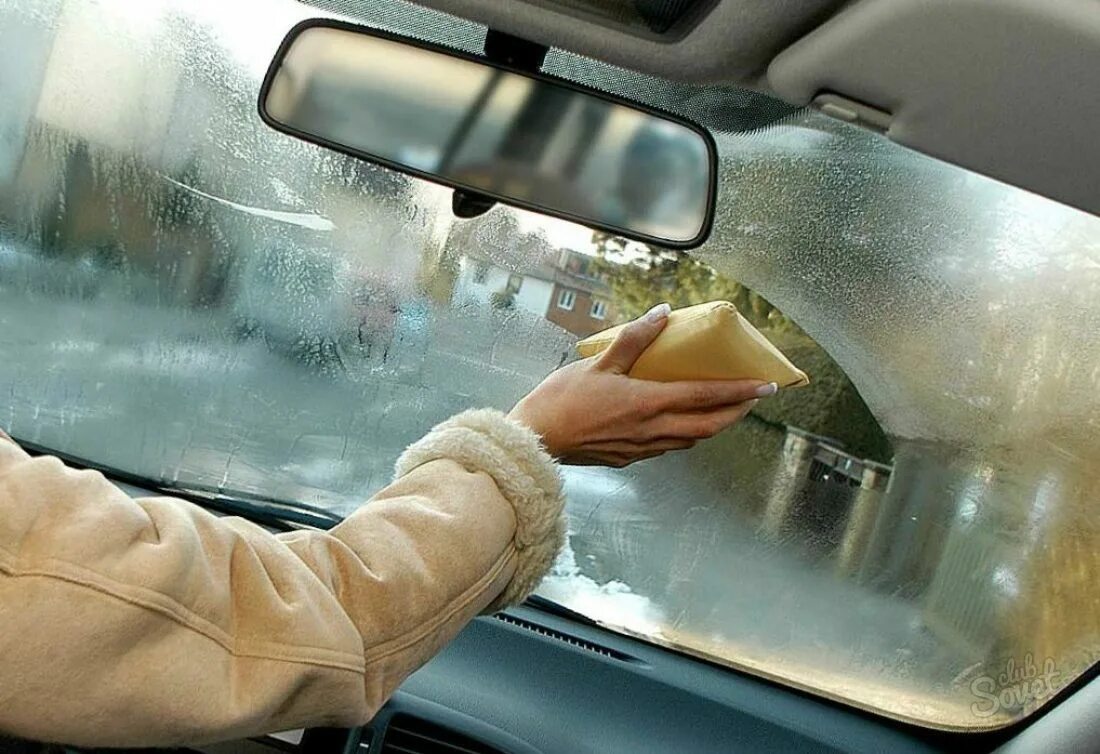 Запотевает стекло в дождь. Запотевшие окна автомобиля. Окно машины. Запотевшее окно в машине. Запотели стекла в машине.