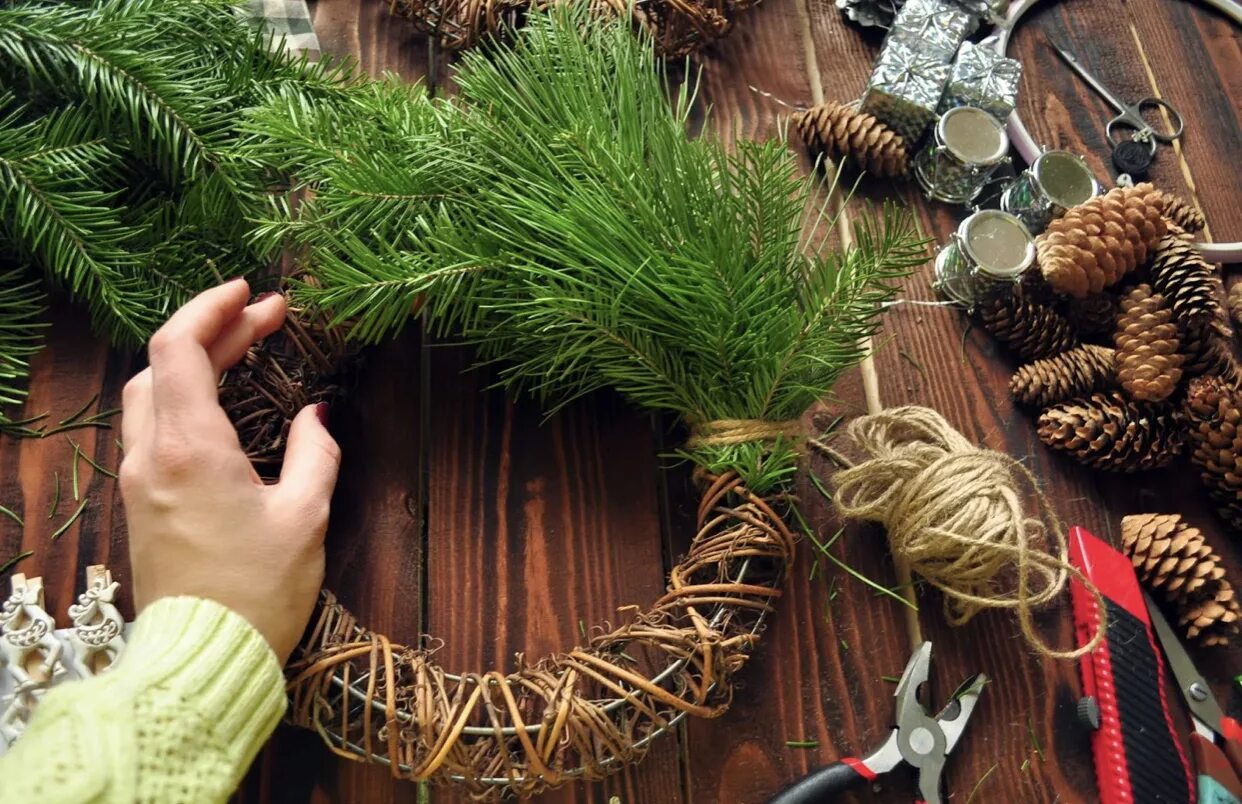Новогоднее украшение из еловых веток своими руками. Новогоднее украшение из еловых веток своими руками. Украшение из еловых веток. Новогодние композиции своими руками. Новогодние композиции с еловыми ветками.