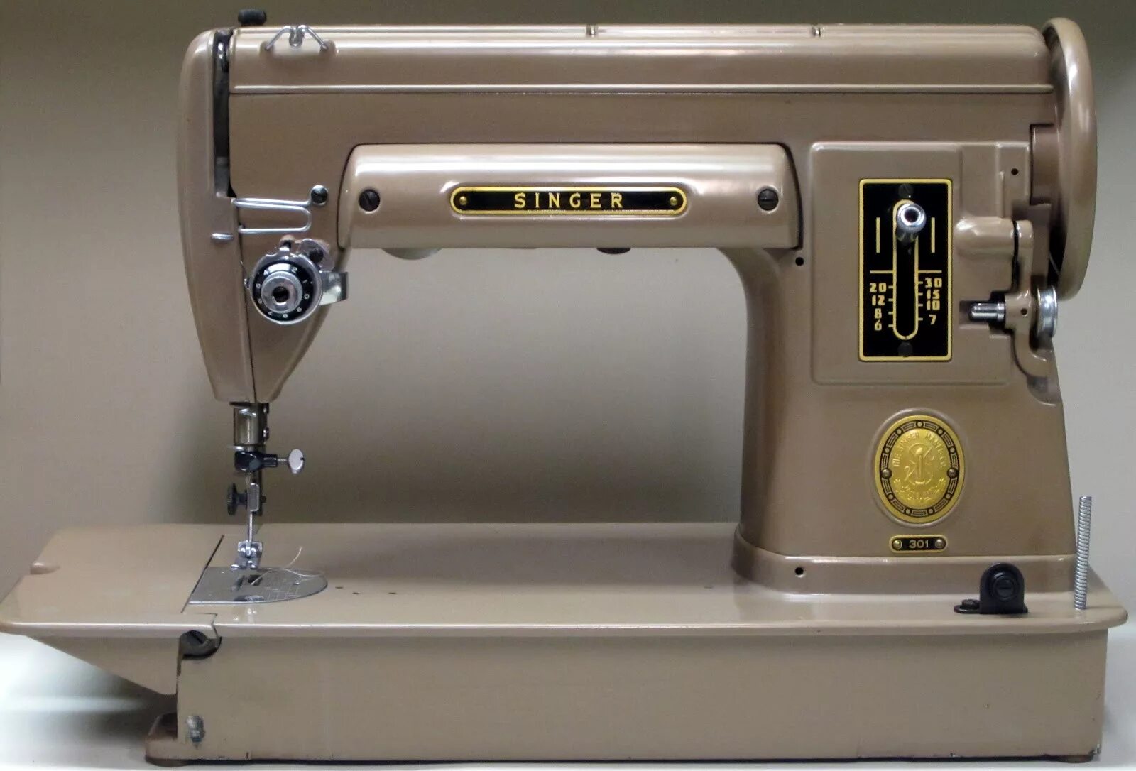 Универсальная швейная машинка