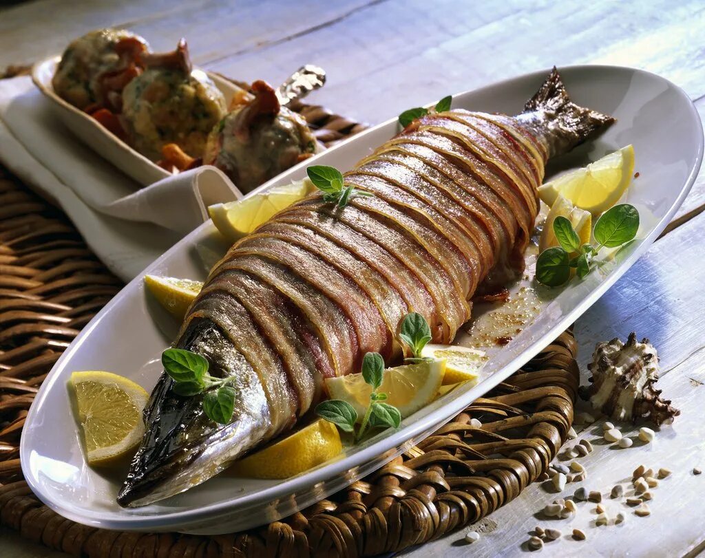 Рецепт рыбы щуки. Фаршированная — гефилте Фиш. Красивые блюда из рыбы. Необычные блюда из рыбы. Красиво приготовленная рыба.