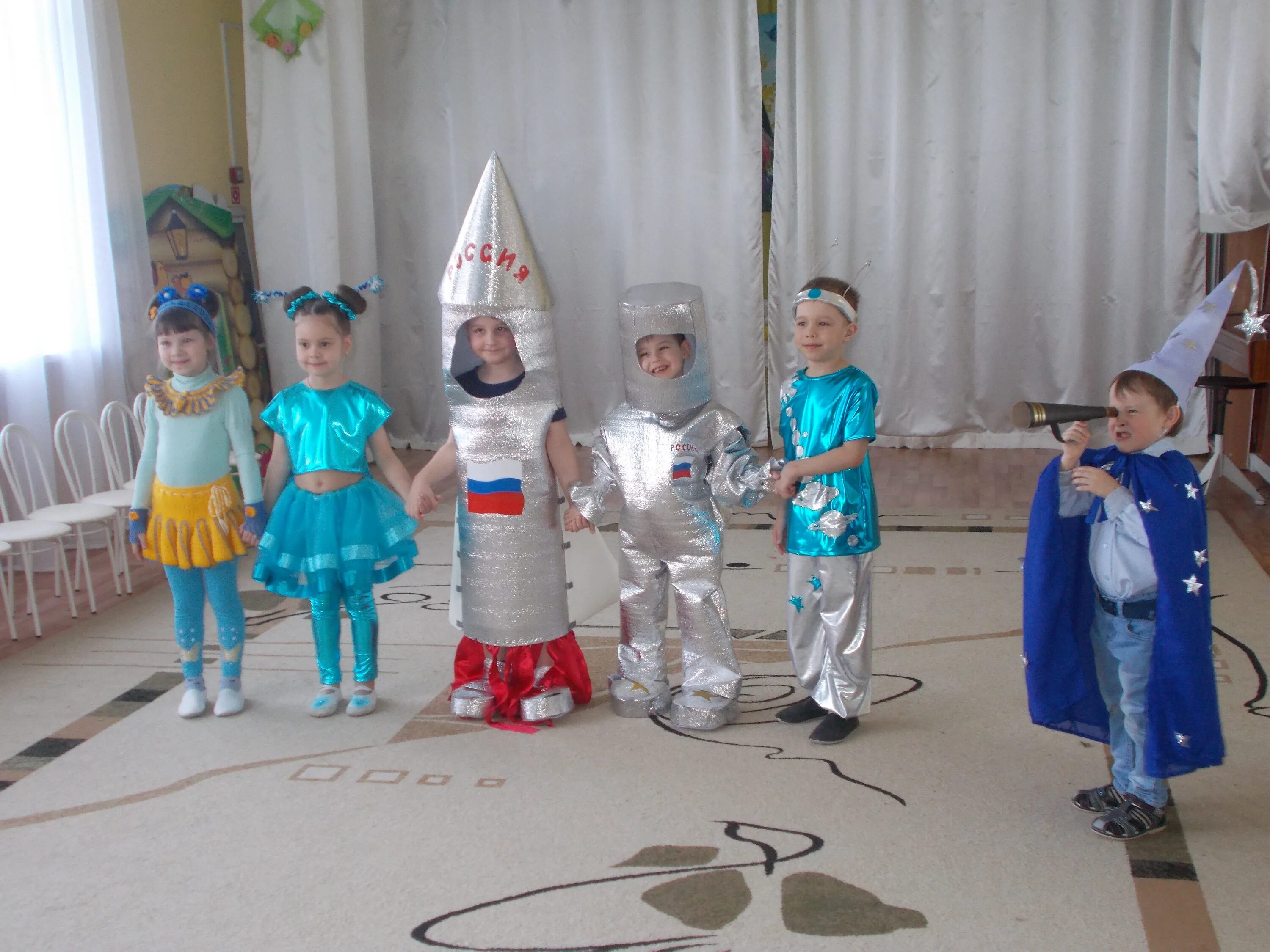 Костюм ко Дню космонавтики в детский сад. Космические костюмы для детей. День космонавтики для детей в детском саду костюмы. Конкурс космических костюмов в детском саду. Костюм на день космонавтики для девочек