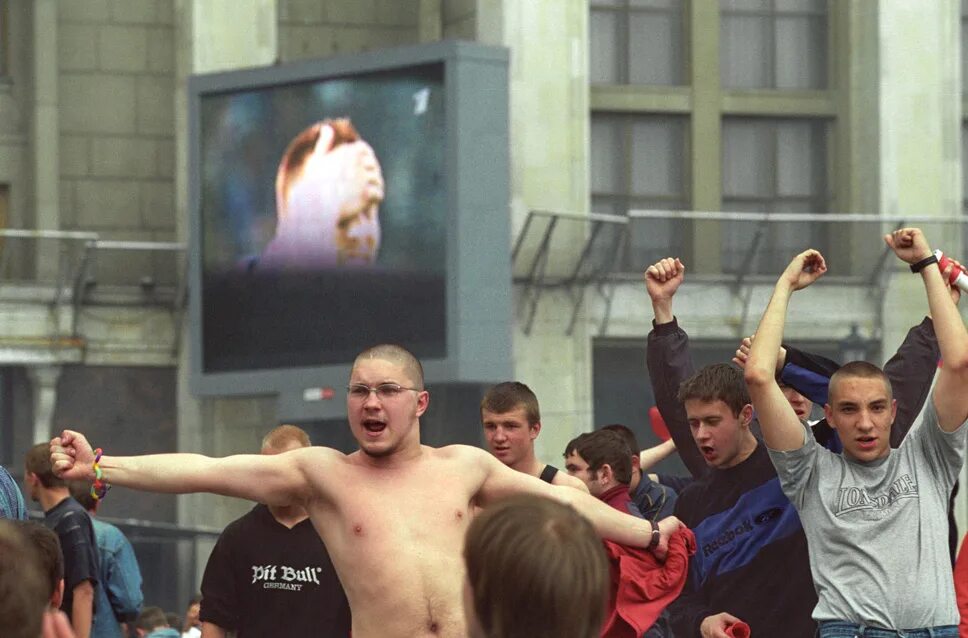 Москва после поражения. Погром после матча Россия Япония 2002. Июнь 2002 матч Россия Япония. Толпа фанатов. Беспорядки в Москве после футбольного матча с Японией.