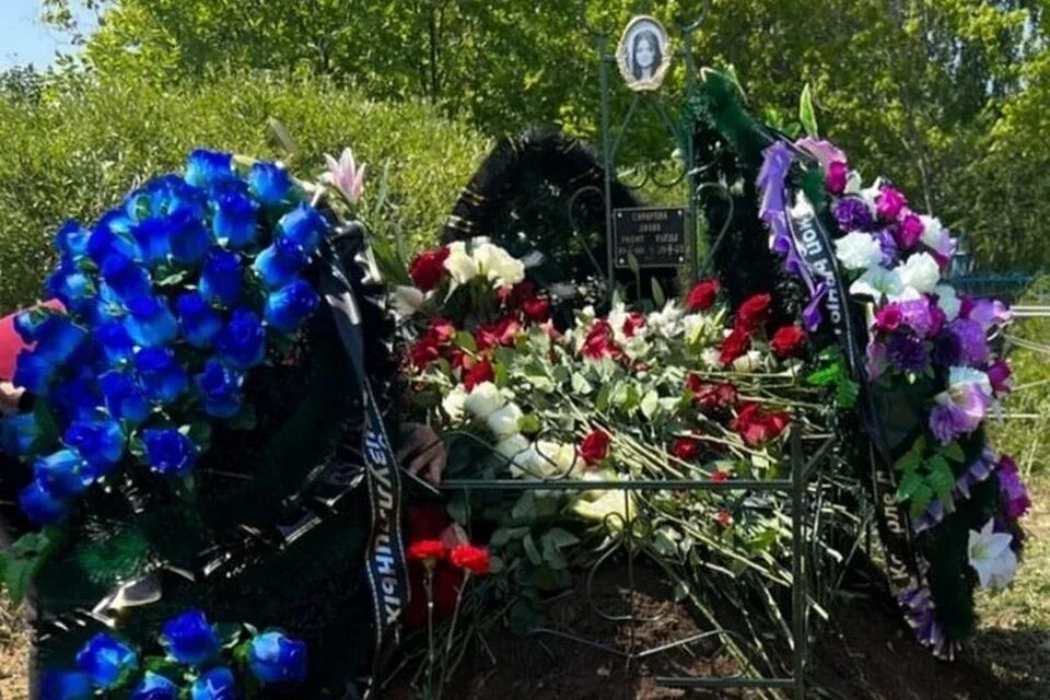 Прощание с погибшей в дтп. Дтп самара 8 марта 2021 курумоч. Прощание с погибшими в рыбинске детьми. Погибшие в аварии похороны. Могила дениса лебедева коломна.
