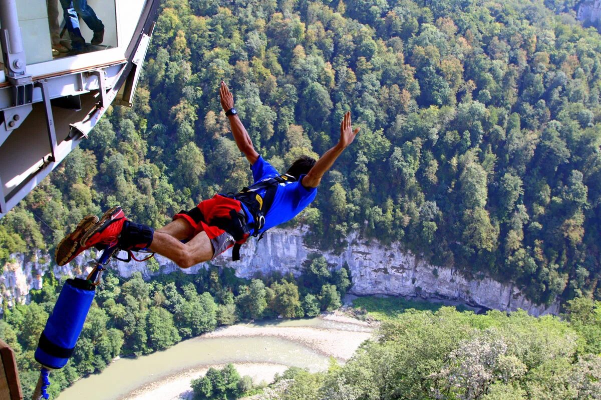 Ахштырский каньон sky park. Мост скайбридж в сочи. Настя ивлеева туристическая полиция. Снималось в сочи. Роза хутор пик 2320.