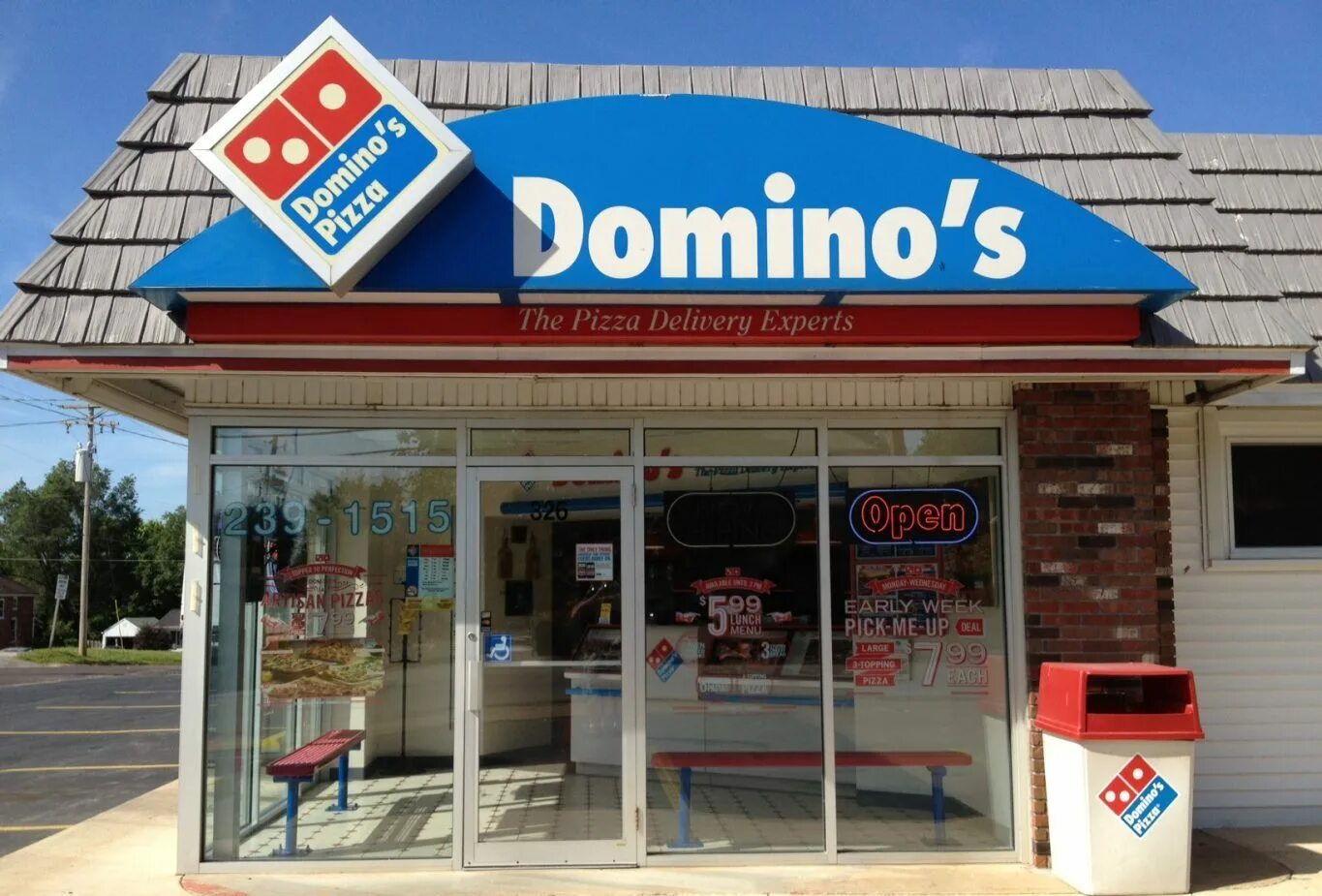 Ооо домино. Доминос. Domino s pizza. Ресторан Доминос. Ресторан Доминос пицца.