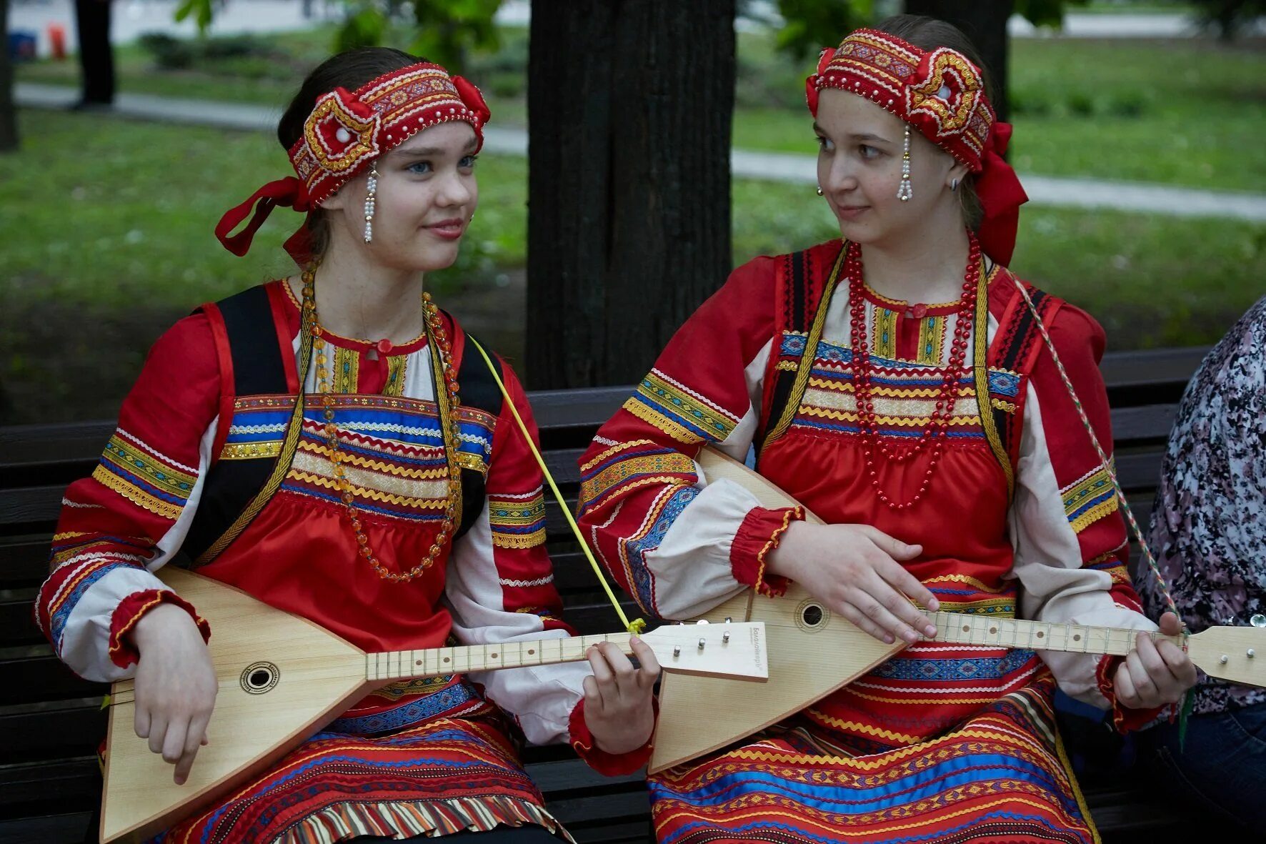 Празднование праздника красная горка. Национальные праздники красная горка. С красной горкой. Игры на красную горку. Красная горка казань