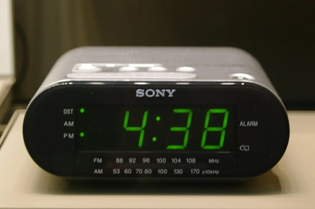 Сделай яркость на часах минимум. Будильник Dream Clock. Электронный будильник Sony. Карманное радио часы будильник first. Часы Sony Dream.