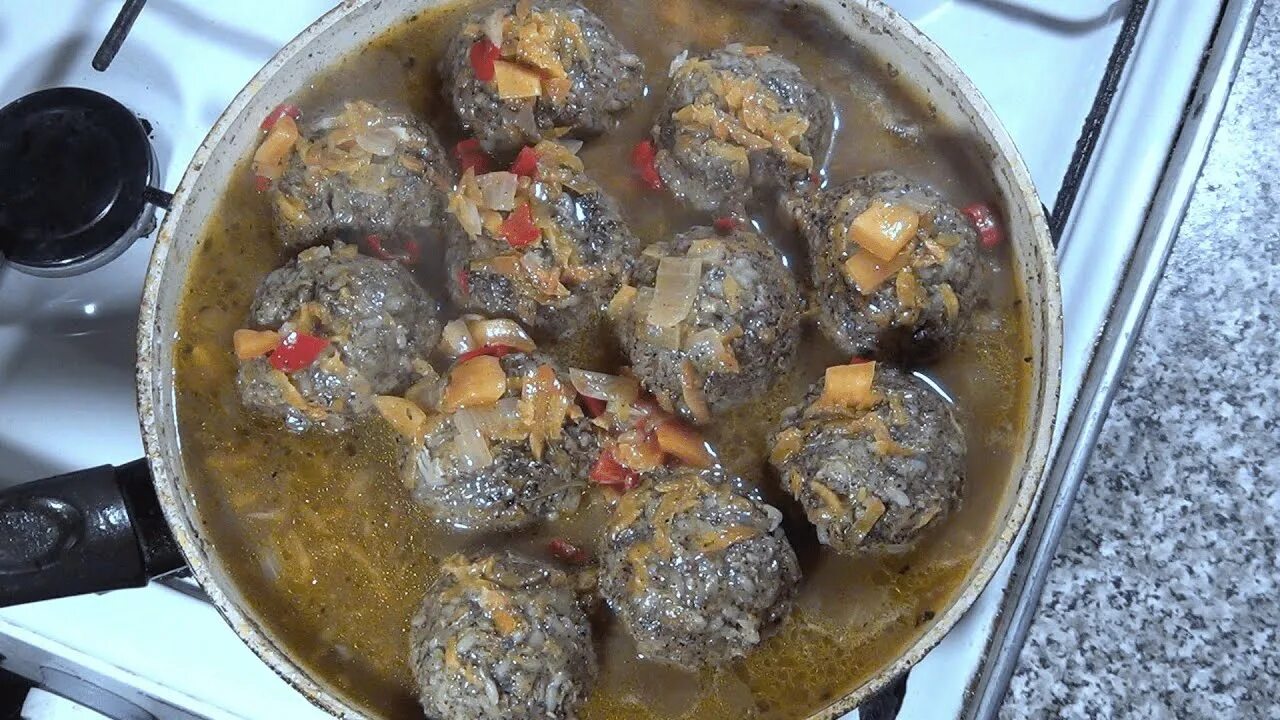 Рецепт ежиков на сковороде. Мясные ёжики в духовке с подливкой. ёжики с подливкой на сковороде. ежик мясной тушеные. ёжики с рисом и фаршем на сковороде с подливкой.