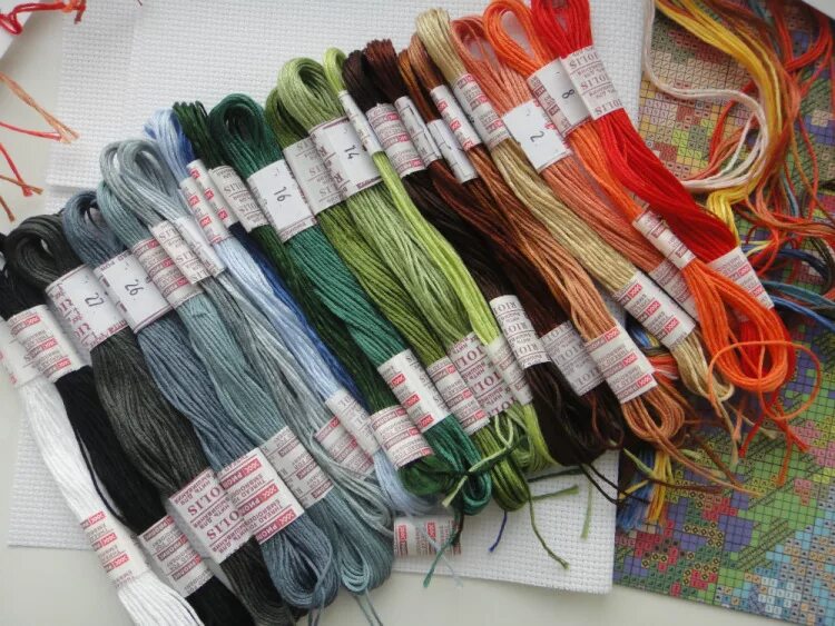 Нитки разбор по цвету. Риолис мадам Моне. Мадам Моне за вышивкой Риолис. Схема Риолис мадам Моне. Нити Моне.