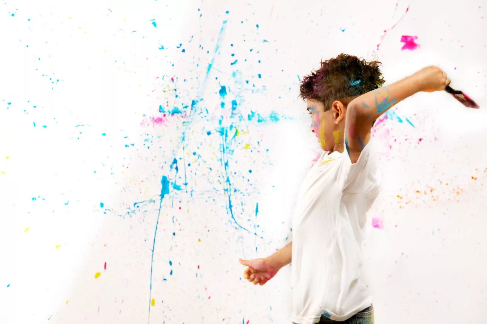 Throw something. Throw paint. people throwing. paint something. throw art.