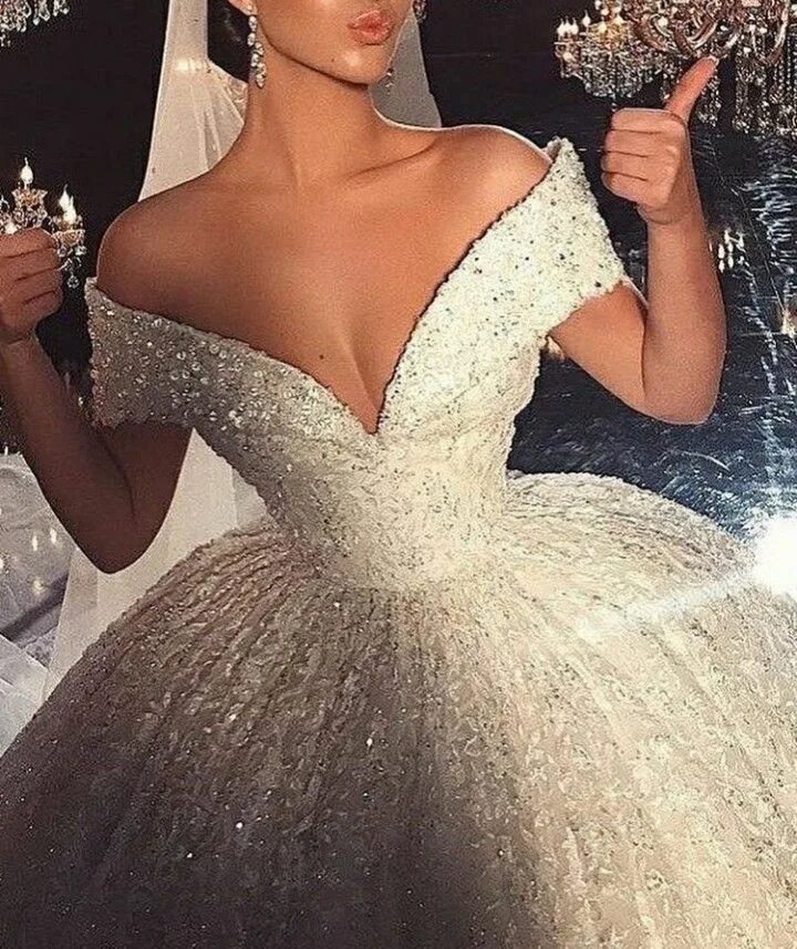 Блестящее свадебное платье. Свадебное платье с блестками. Платье блестит свадебное. Свадебные платья пышные блестящие. Свадебное платье с блёстками.