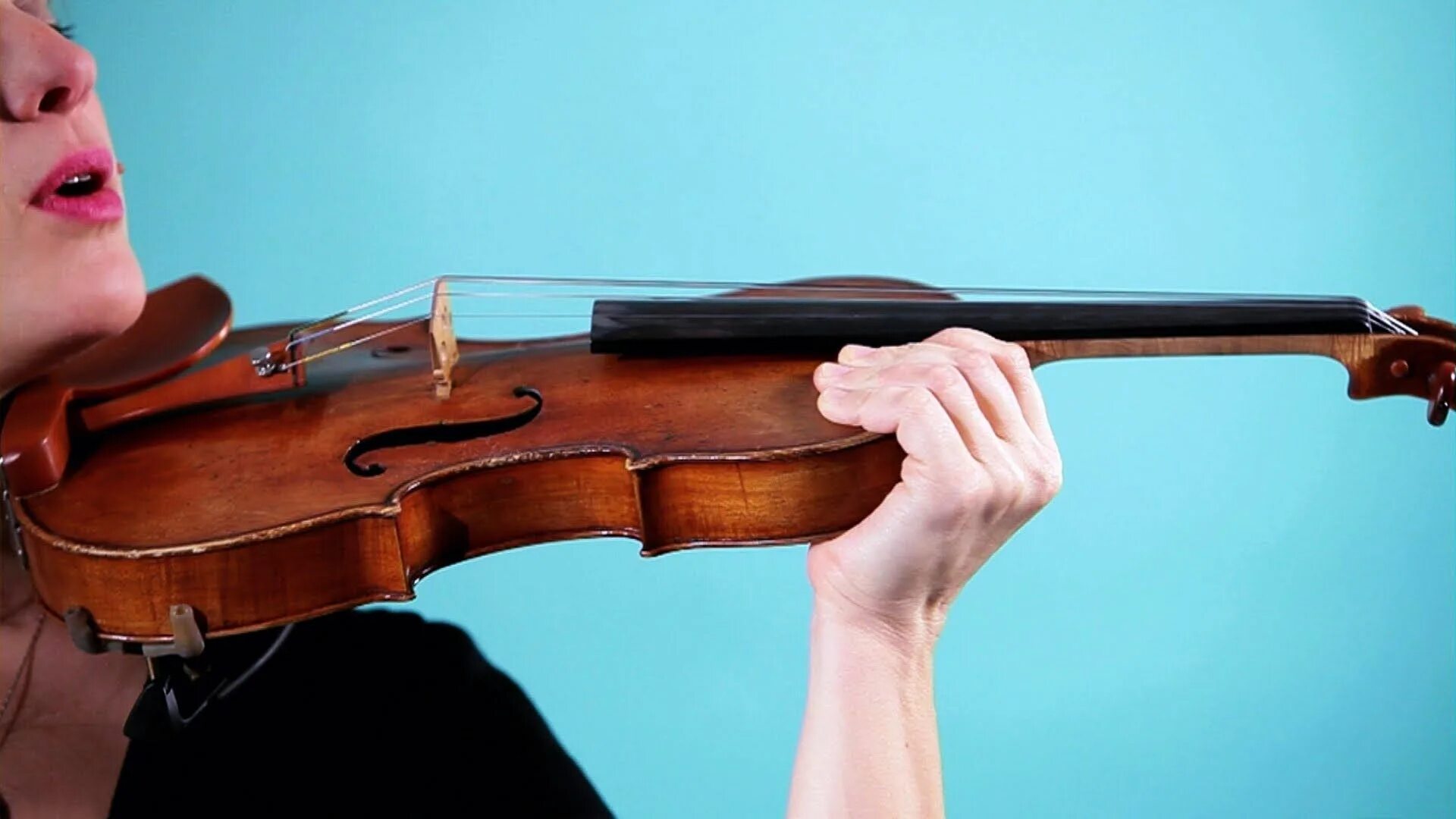 He plays the violin better. Скрипка. Смычок для скрипки. Современные скрипки. Скрипач держит скрипку.