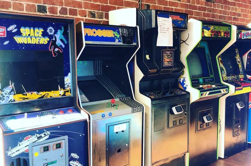 Игровые автоматы времен. Игровой автомат 90х Автогонка. Аркадные автоматы 90-х. Аркадные автоматы 80-х. Игровые аппараты в 90х Sega.