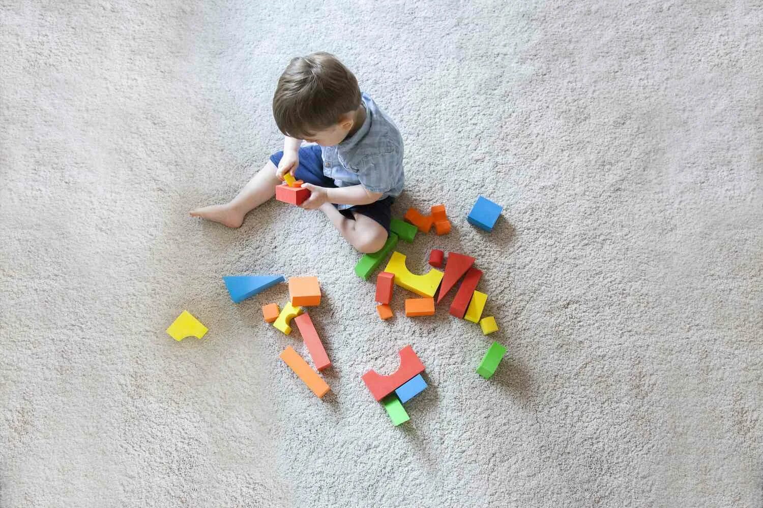 Playing with shapes. Игрушки на полу. игротерапия для детей дошкольного возраста. игротерапия подростки. child playing with toys.