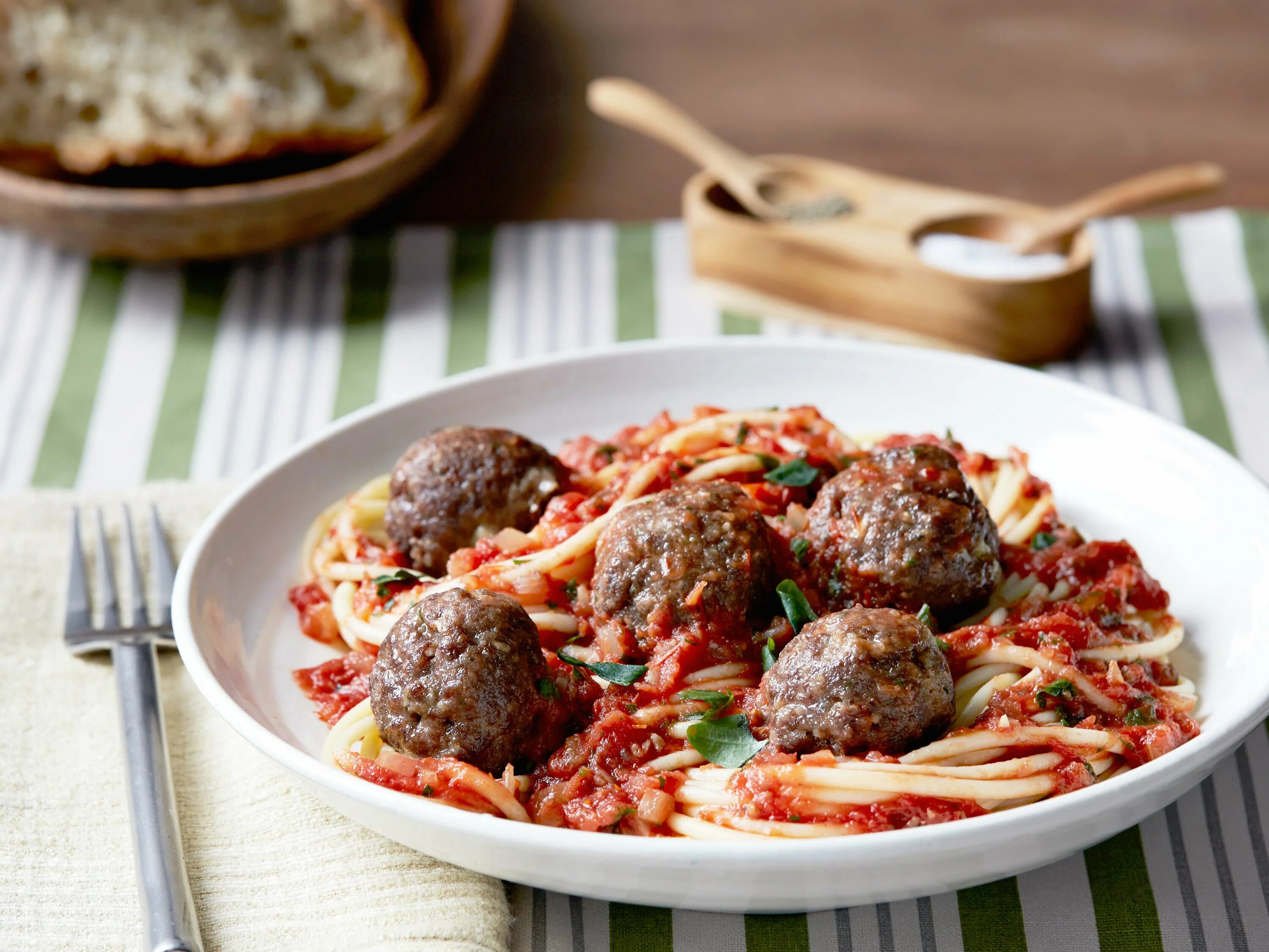Тефтели на ужин быстро и вкусно. Спагетти с тефтелями в томатном соусе. макароны с тефтелями в томатном соусе. тефтели с томатной пастой. спагетти с тефтелями в томатном соусе в духовке.