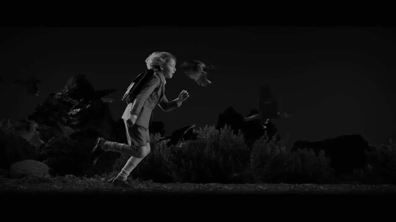 Run boy Run Woodkid. Бегущие в ночи. Бег ночью. Человек бежит от призрака.