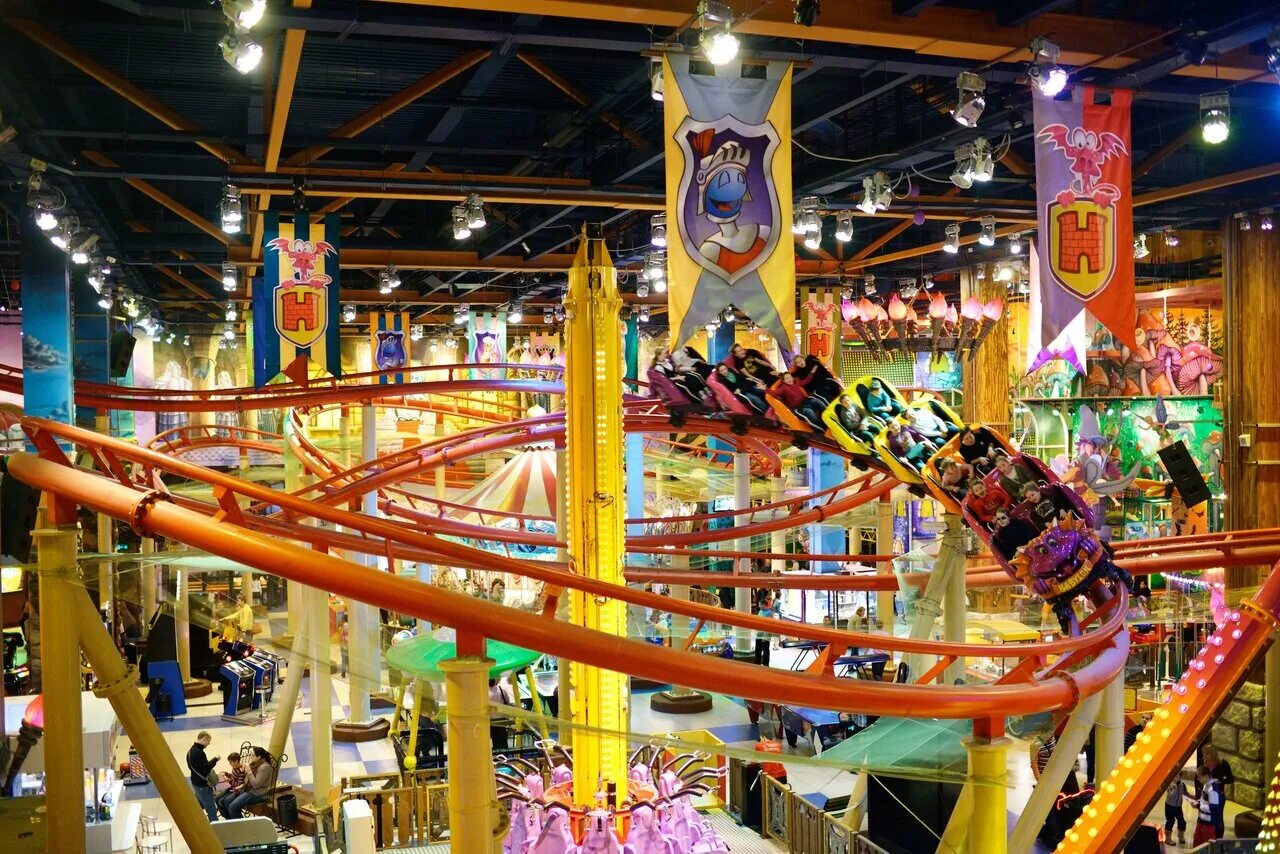 Место развлекательный центр. Laserland вавилова 3 боулинг. Fun fantastic world в королеве. Игровые аттракционы. Детские развлекательные комплексы.