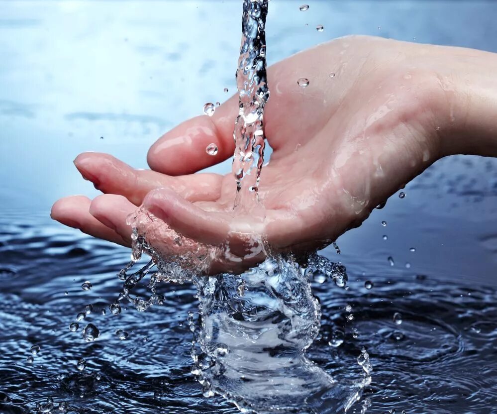 Вода продолжает течь. Чистая вода. Вода в руках. Текучие воды. Вода в ладонях.