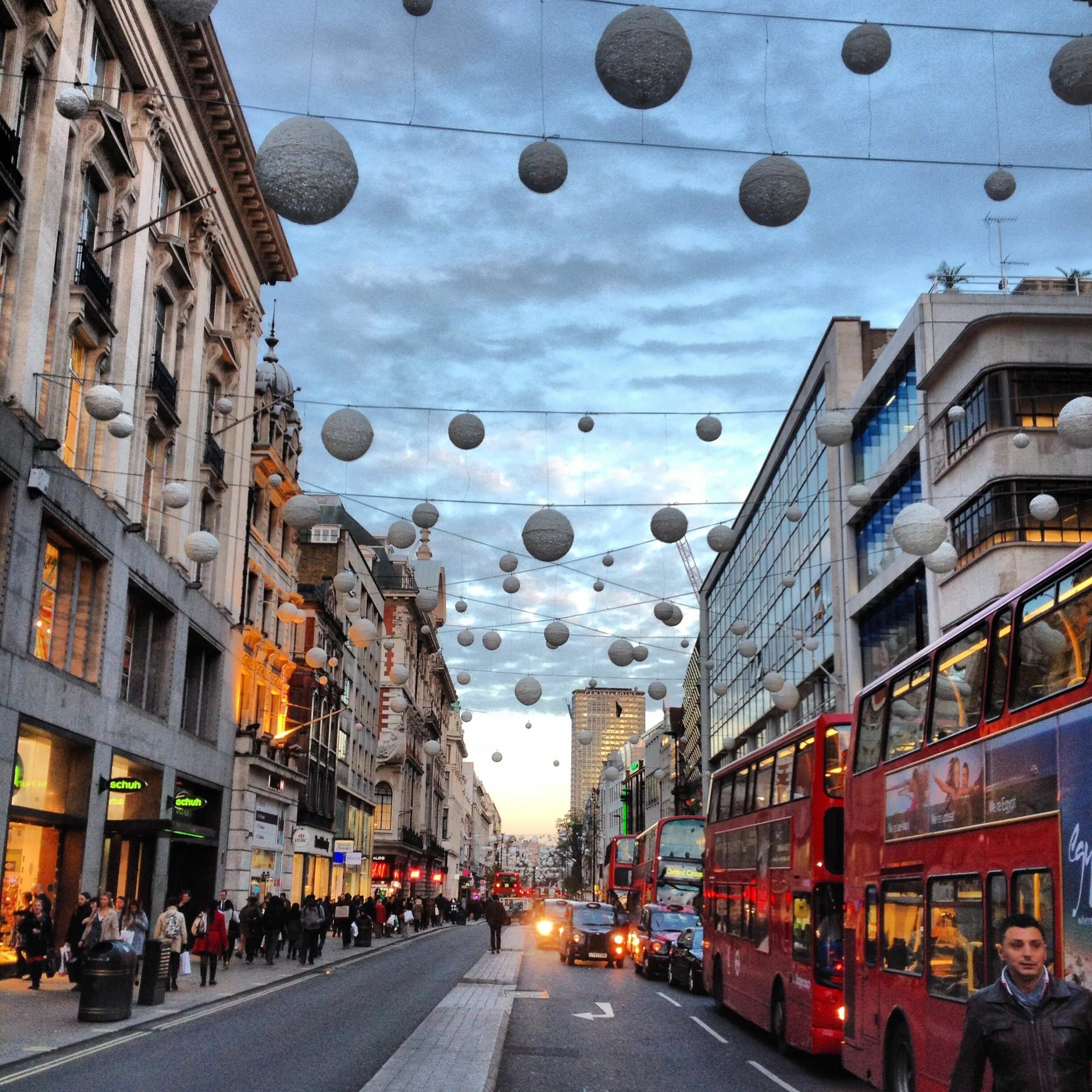 Улица Оксфорд стрит в Лондоне. Oxford Street в Лондоне. Торговая улица Оксфорд стрит. ТРИЯ Оксфорд. Самые знаменитые улицы