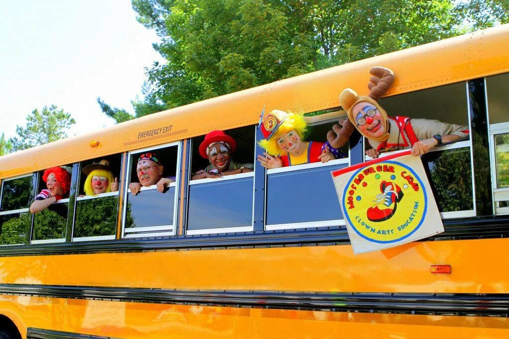 Автобус клоунов. Автобус с клоунами. Школьный автобус с клоунами. Американский автобус с клоунами. Страшный автобус с клоунами.