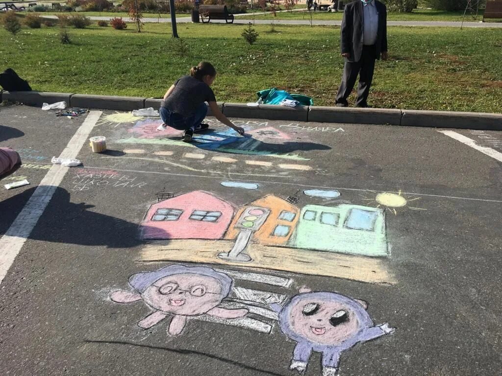 Игра в классики на асфальте мелом. Голуби на асфальте. Сена на асфальце. Сена на асфальце. Рисунок на асфальте день народного единства.